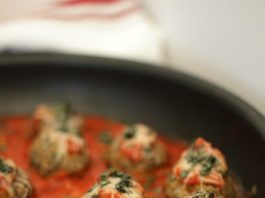 Eggplant meatballs recipe - If you're looking for a delicious main dish for vegetarians, these eggplant meatballs are perfect for everyone. (Even meat eaters!)