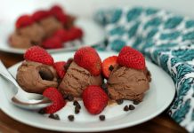 Let me introduce you to a dessert that has three elements to satisfy that evening sweet tooth. It’s chocolatey, it’s fruity, it has a nice crunch and probably the best thing about it – it’s super easy! I’m talking about Strawberry Chocolate Crunch.