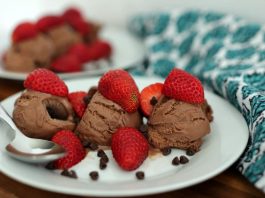 Let me introduce you to a dessert that has three elements to satisfy that evening sweet tooth. It’s chocolatey, it’s fruity, it has a nice crunch and probably the best thing about it – it’s super easy! I’m talking about Strawberry Chocolate Crunch.