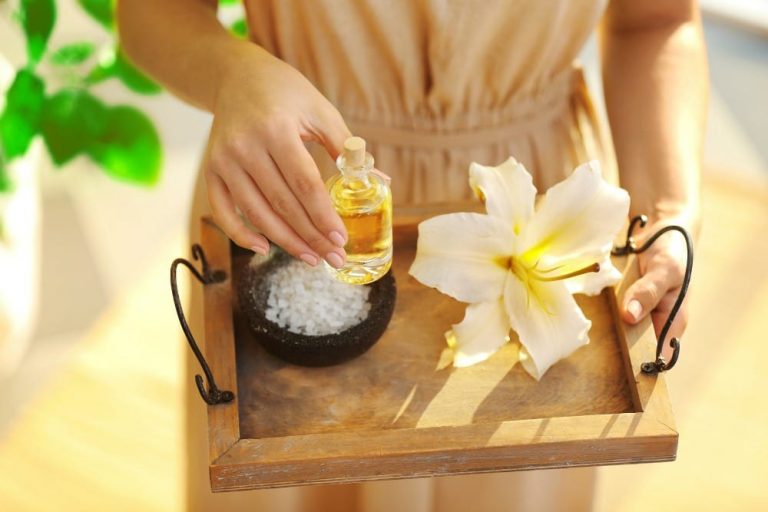 5 Jojoba Oil Uses for Healthy, Beautiful Skin