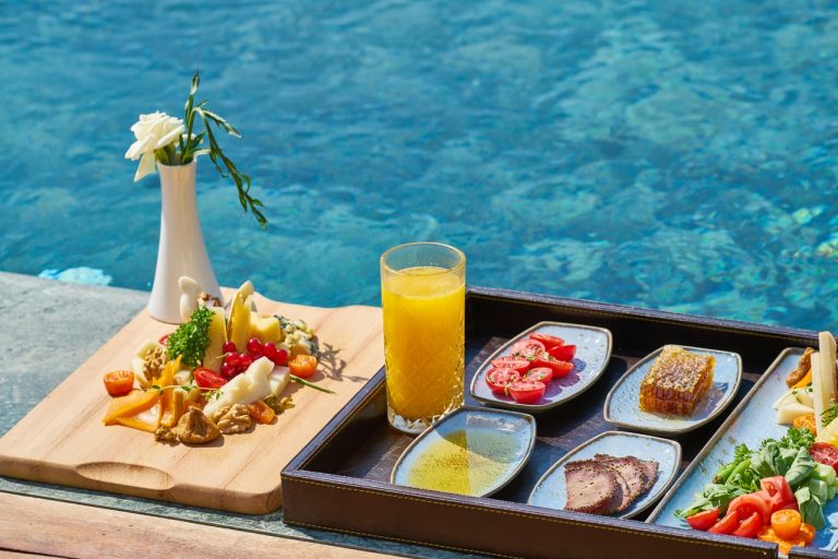 Outdoor Dining Basket: An Organized Approach To The Outdoor Dining Essentials